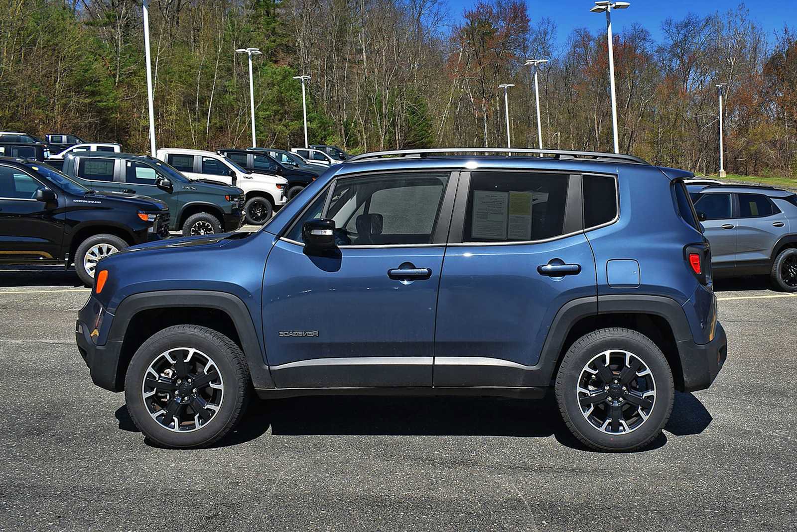 Used 2023 Jeep Renegade Latitude AWD/4WD image 4