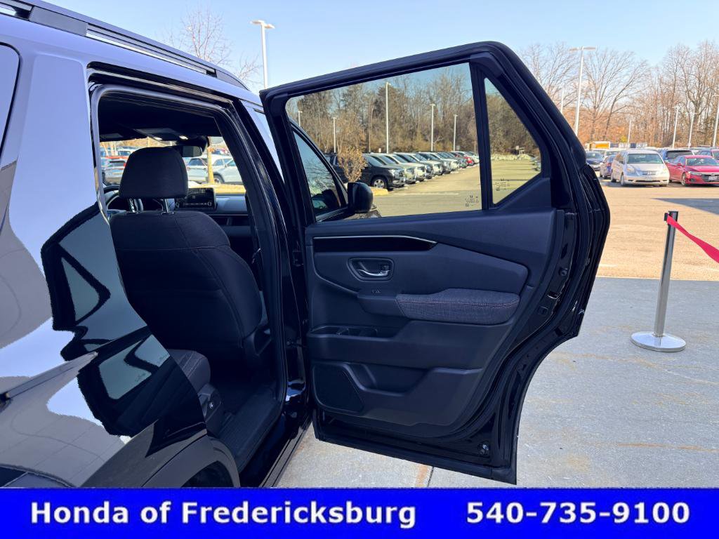 Certified 2025 Honda Pilot Sport image 18