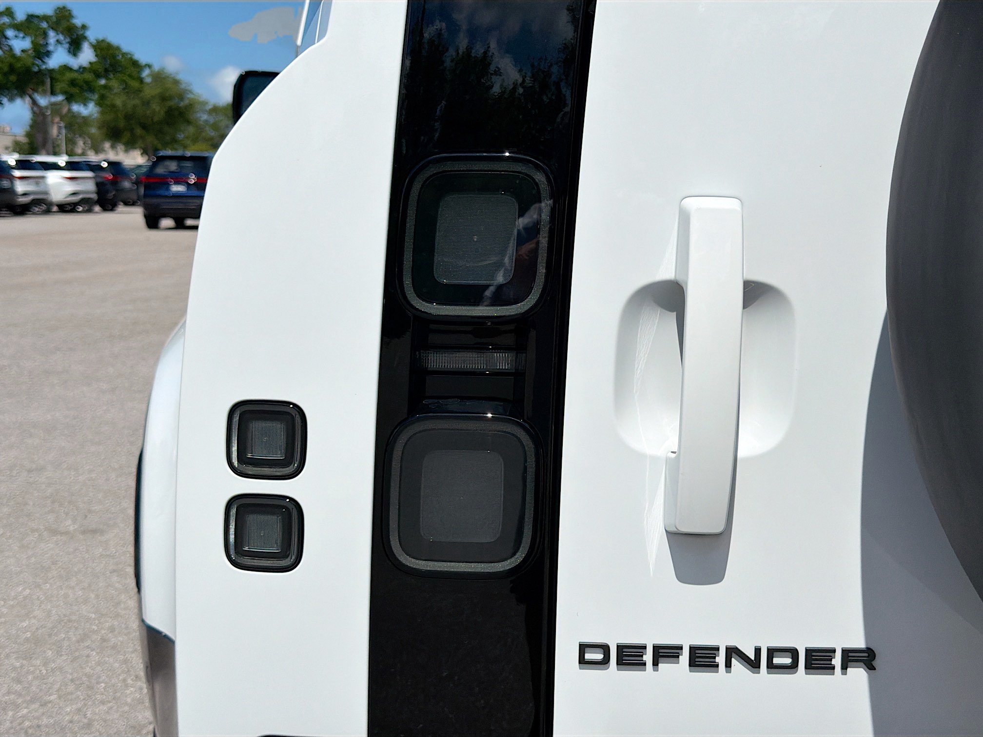 New 2026 Land Rover Defender 130 X-Dynamic SE AWD/4WD image 10