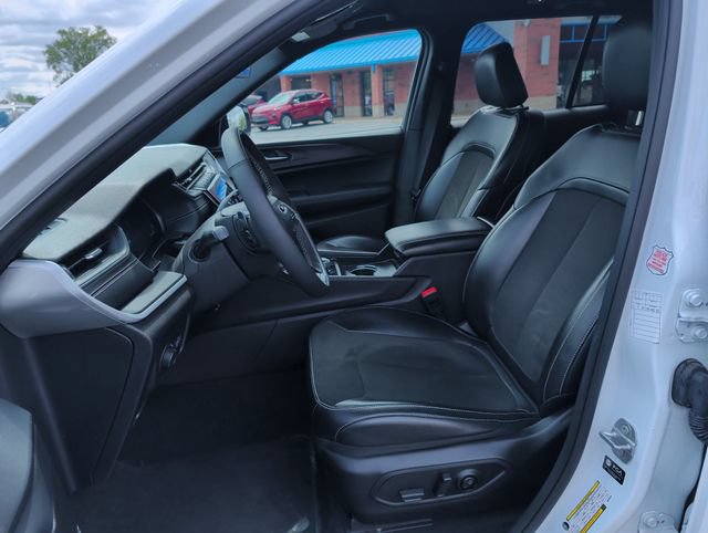 Used 2025 Jeep Grand Cherokee Altitude AWD/4WD image 11