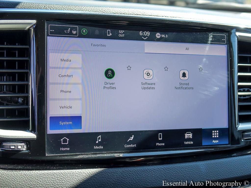 Used 2024 Chrysler Pacifica Touring-L image 19