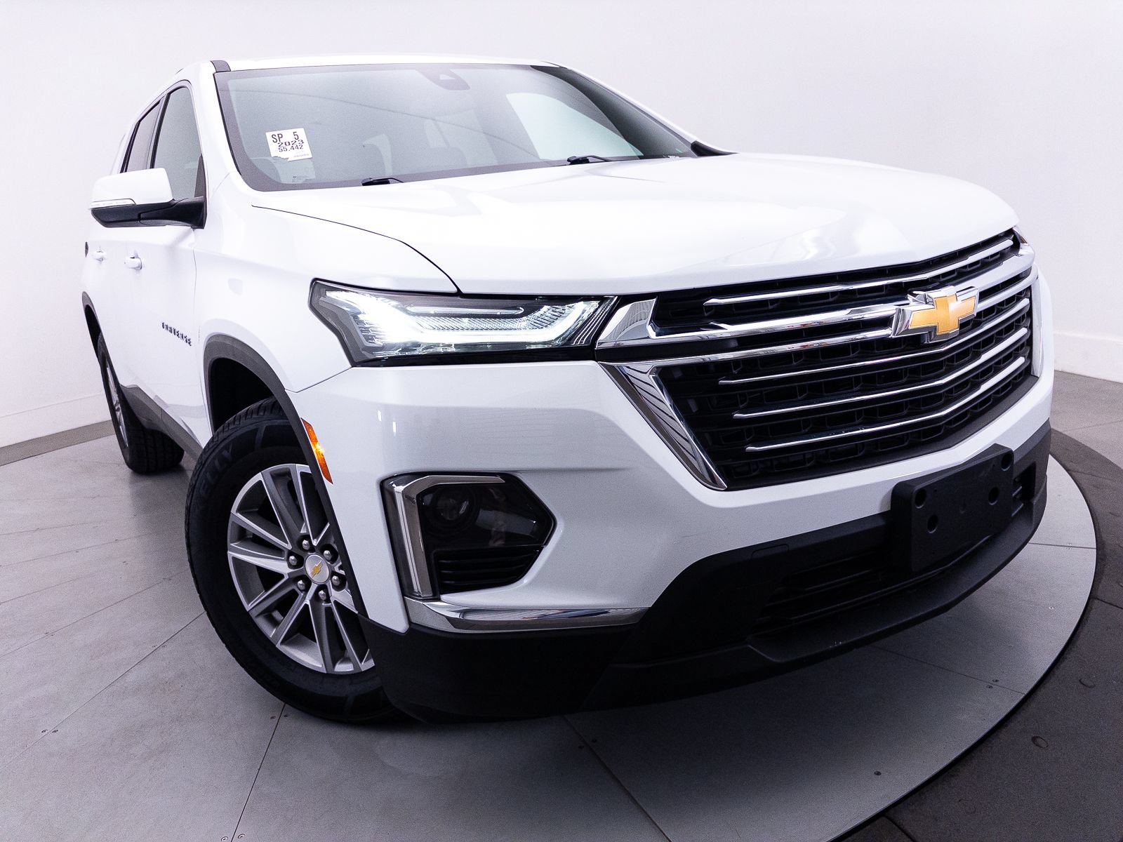 Used 2023 Chevrolet Traverse LT w/ LPO, Cargo Package FWD image 3