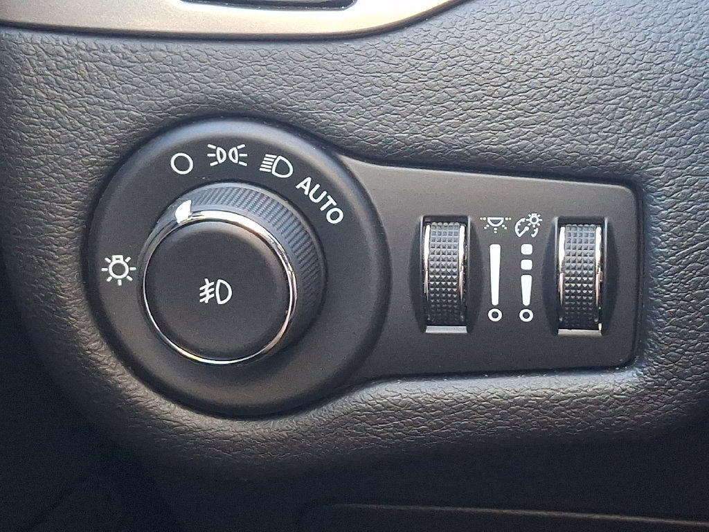 Used 2020 Jeep Cherokee Latitude Plus w/ Cold Weather Group AWD/4WD image 22