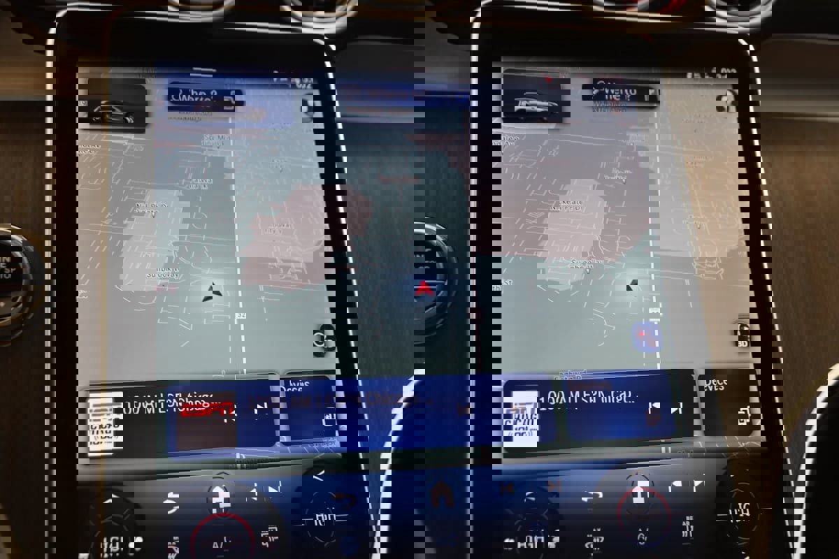 Used 2025 Mercedes-Benz GLC 300 4MATIC SUV image 9