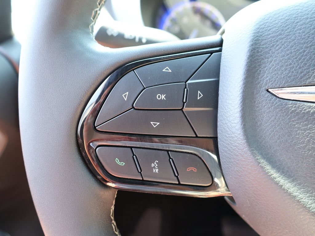 Used 2025 Chrysler Pacifica Limited FWD image 25