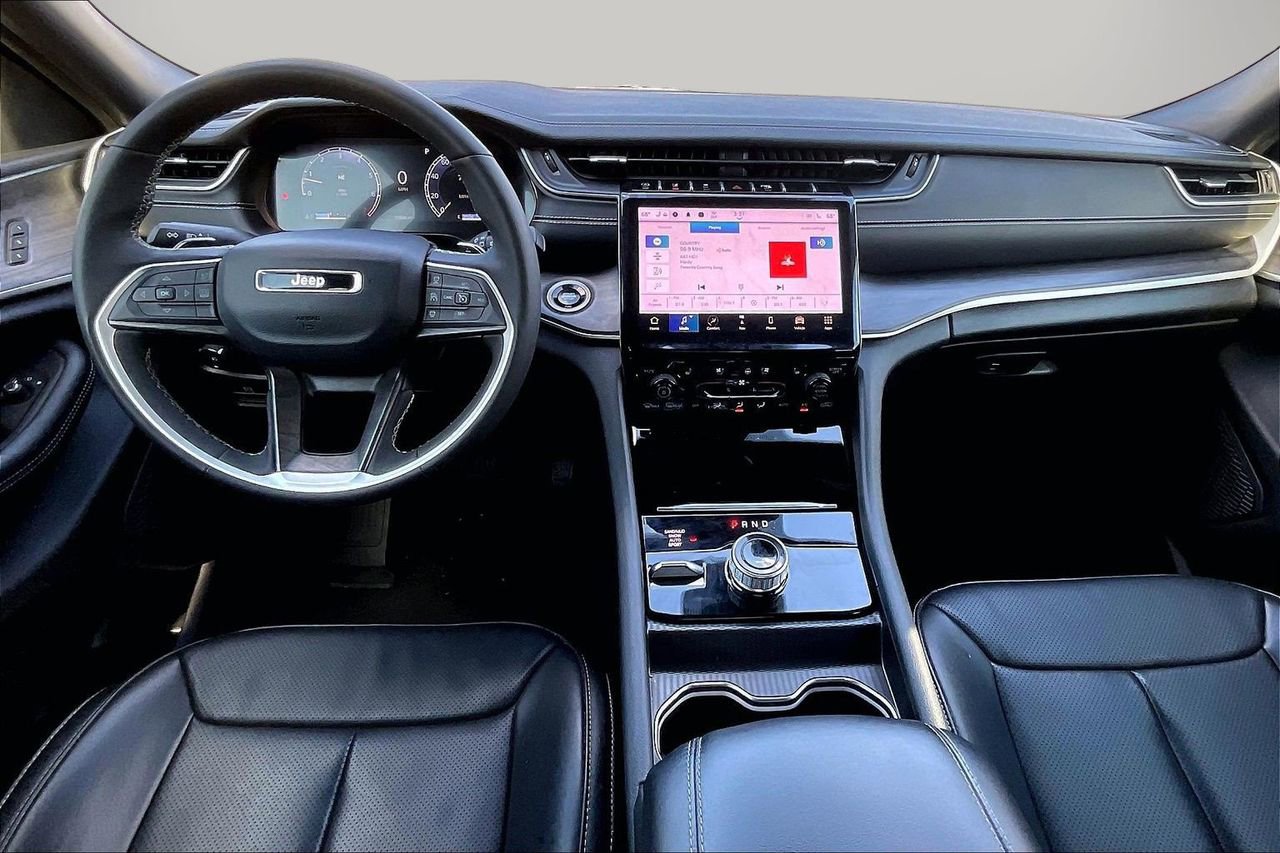 Certified 2025 Jeep Grand Cherokee L Limited w/ Luxury Tech Group II image 16