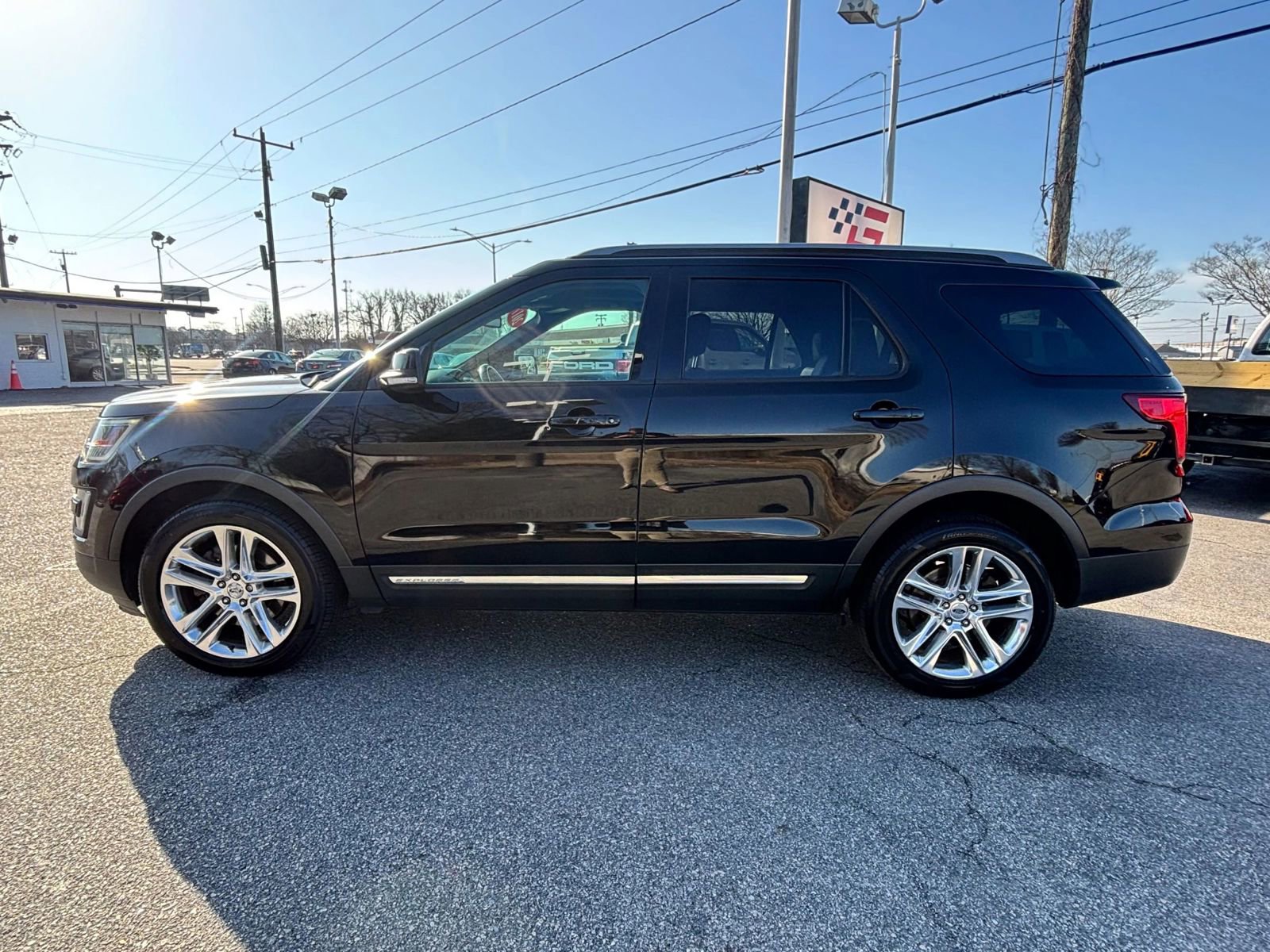 Used 2017 Ford Explorer XLT w/ Equipment Group 202A AWD/4WD image 6