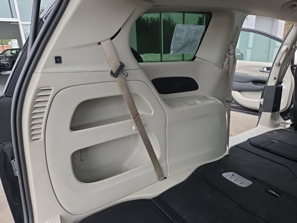 Used 2023 Chrysler Pacifica Touring-L FWD image 33