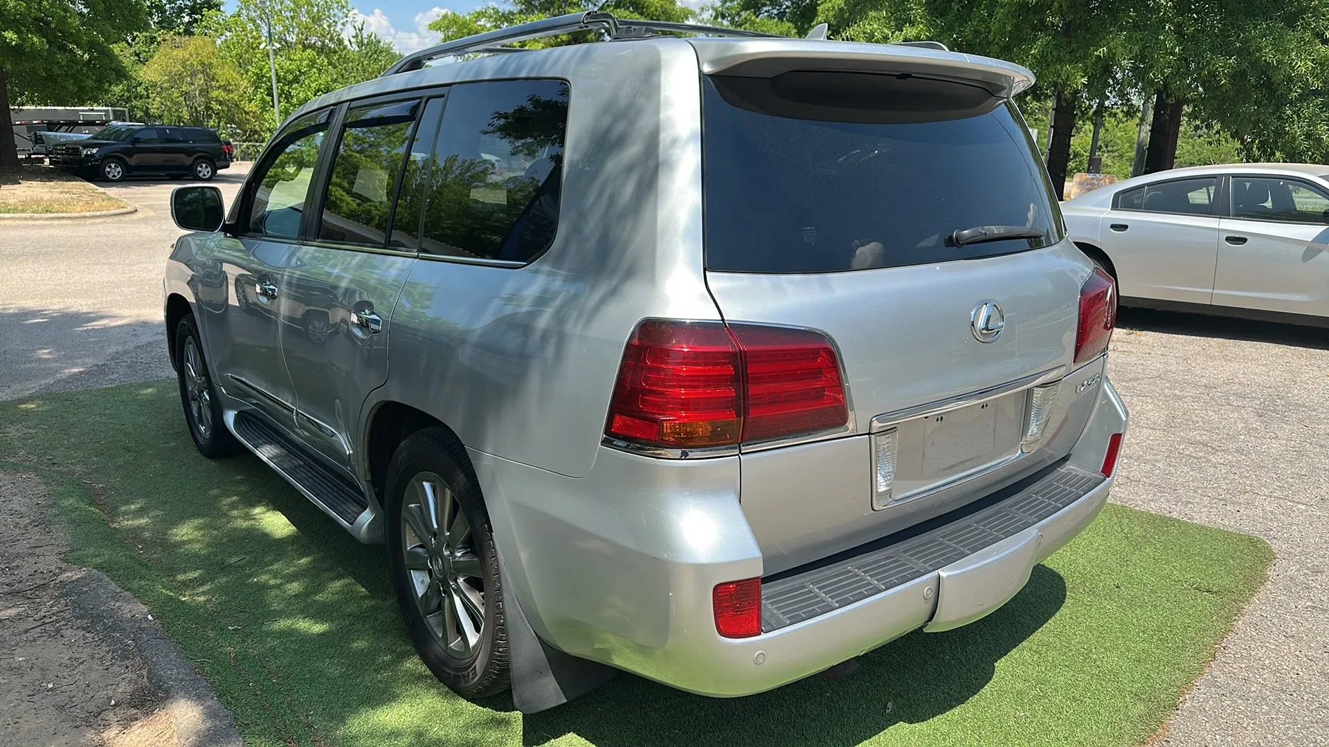 Used 2011 Lexus LX 570 4WD w/ Luxury Pkg image 5