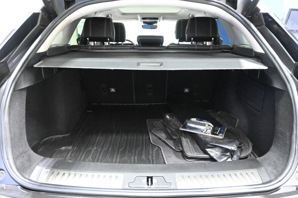 Used 2018 Land Rover Range Rover Velar S image 14