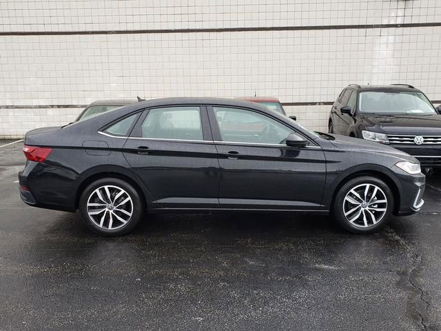 New 2026 Volkswagen Jetta SE image 2