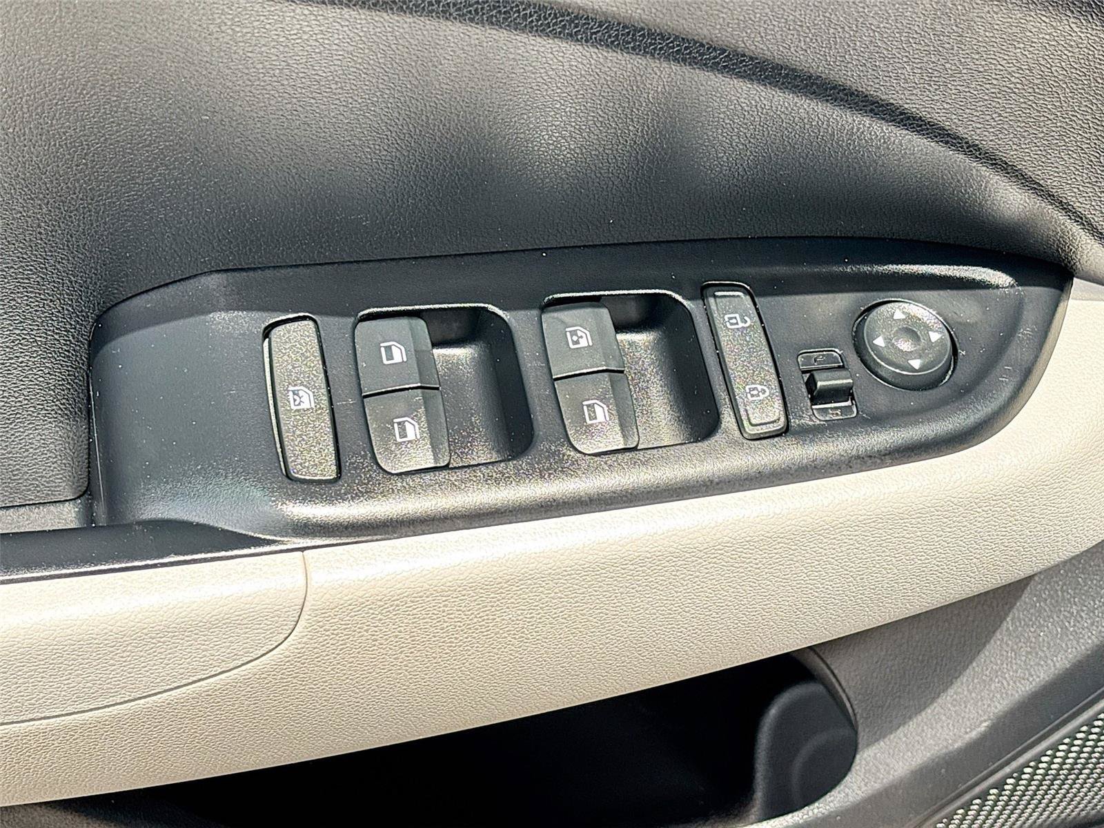 Used 2025 Hyundai Venue SEL FWD image 17