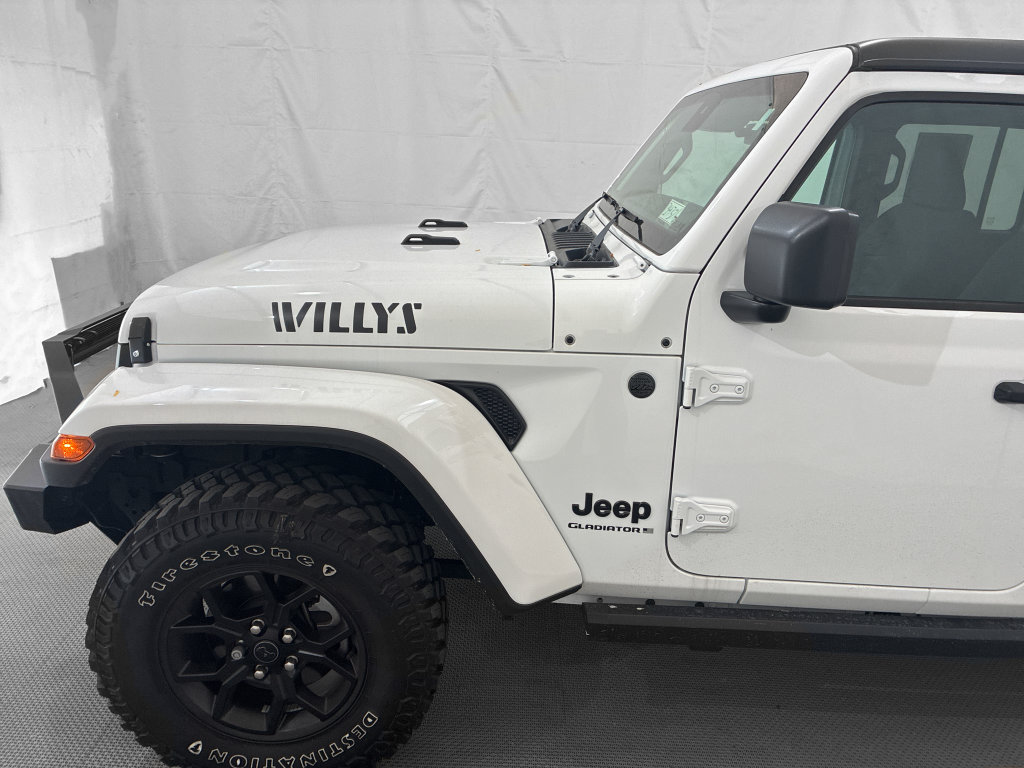Used 2025 Jeep Gladiator Sport AWD/4WD image 3