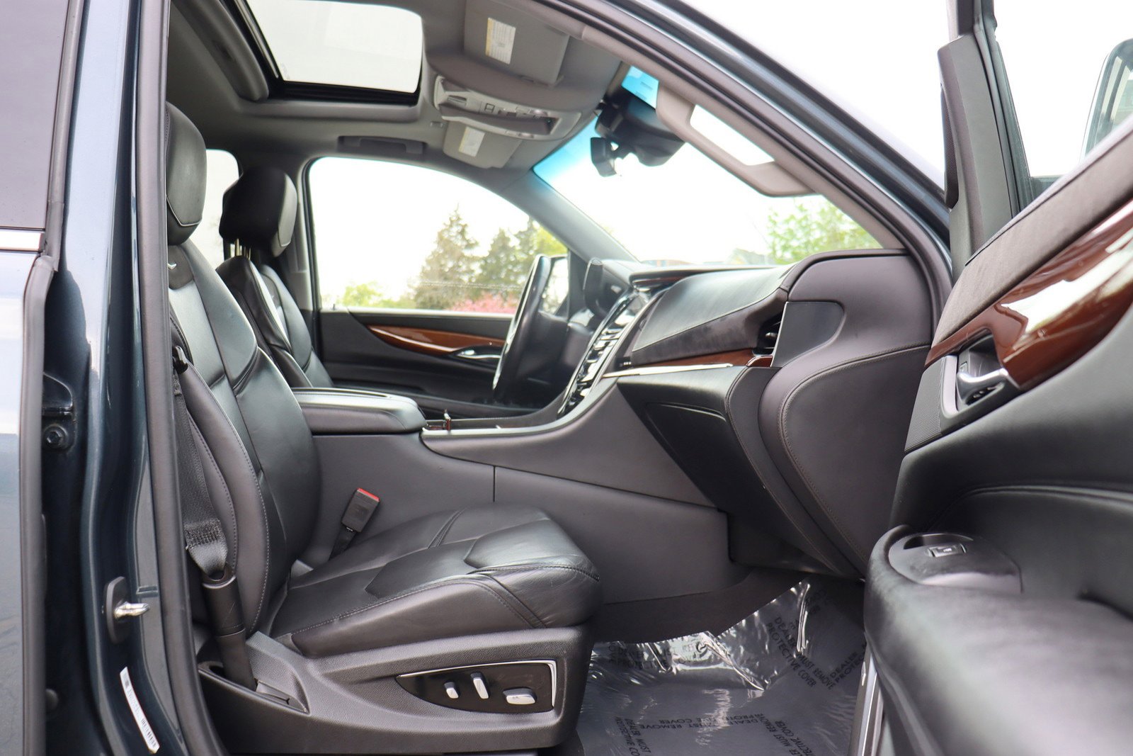 Used 2019 Cadillac Escalade Luxury AWD/4WD image 22