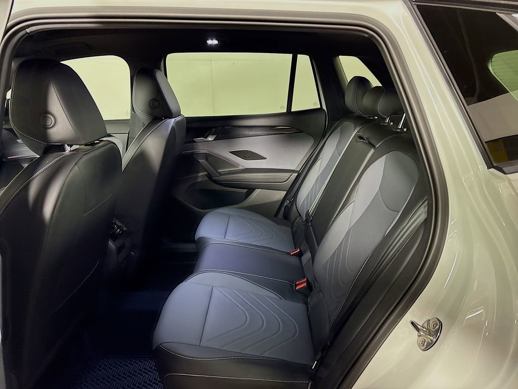 New 2025 Volkswagen Tiguan SE R-Line image 20
