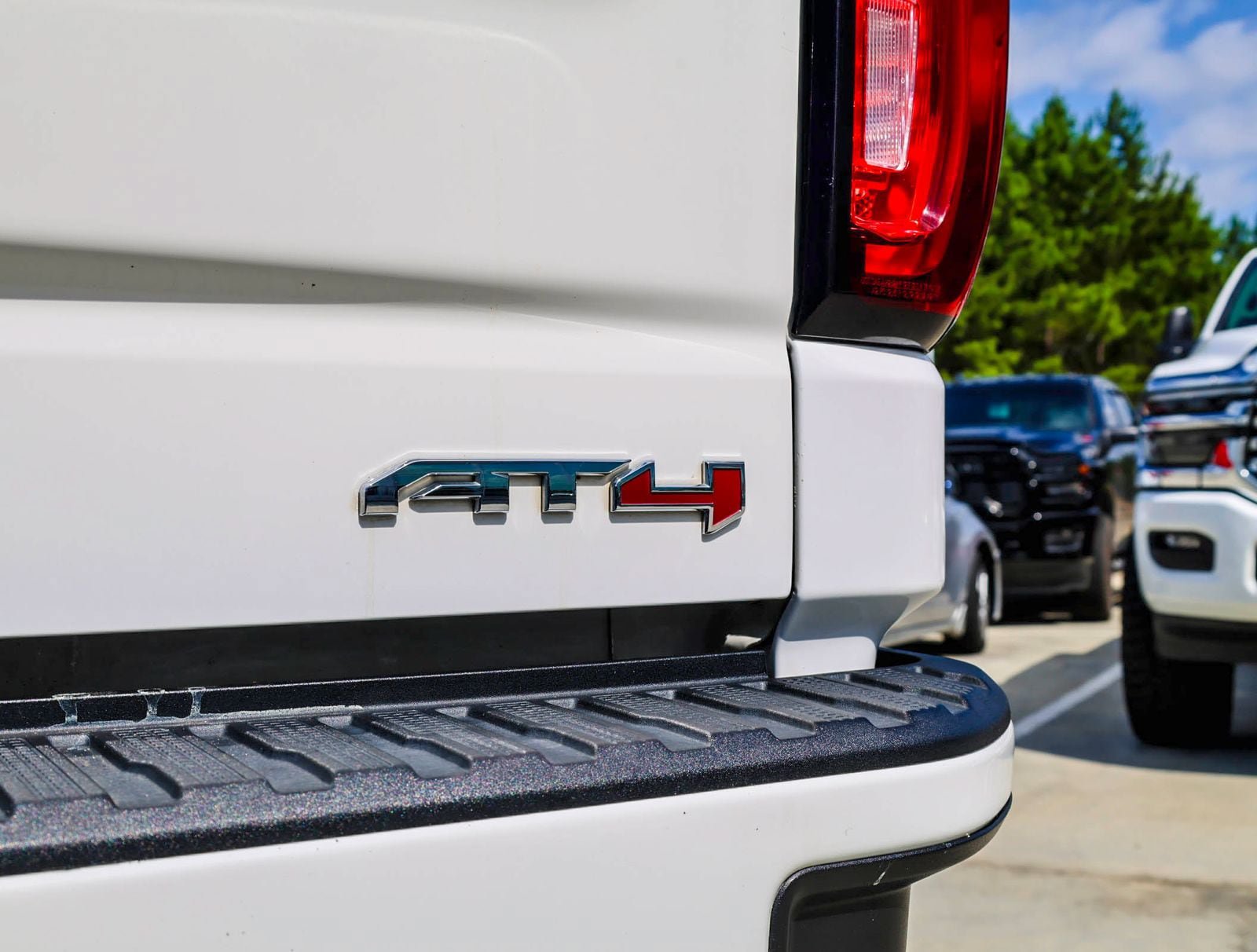 Used 2021 GMC Sierra 1500 AT4 w/ AT4 Premium Package AWD/4WD image 8