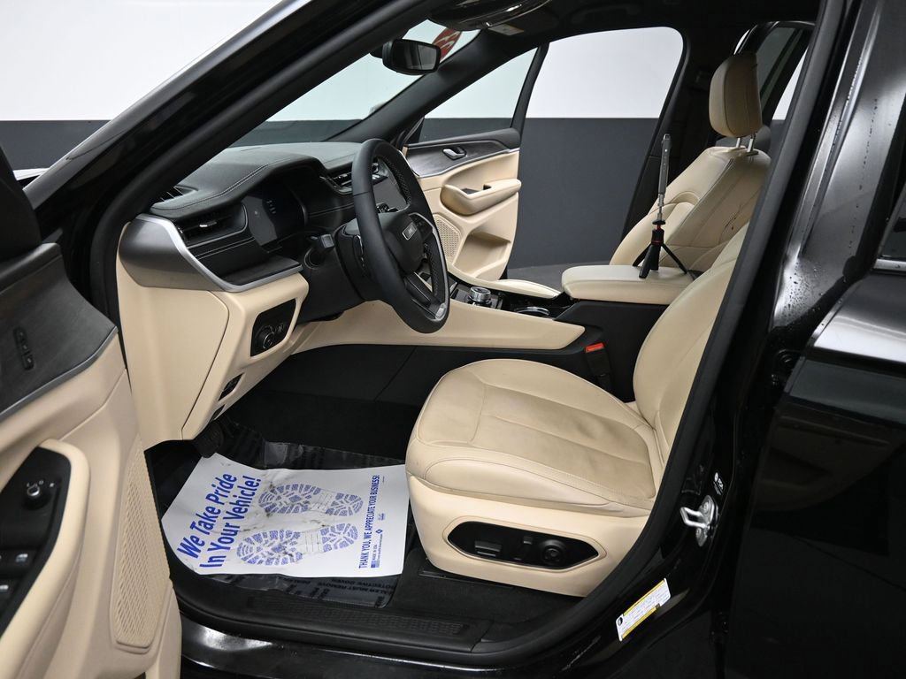 Used 2023 Jeep Grand Cherokee Limited AWD/4WD image 32
