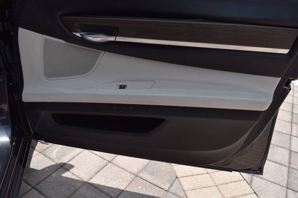 Used 2015 BMW 750i RWD image 78