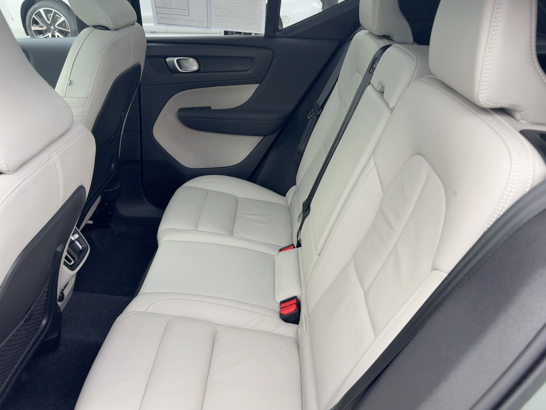 Used 2024 Volvo XC40 B5 Plus w/ Climate Package image 25