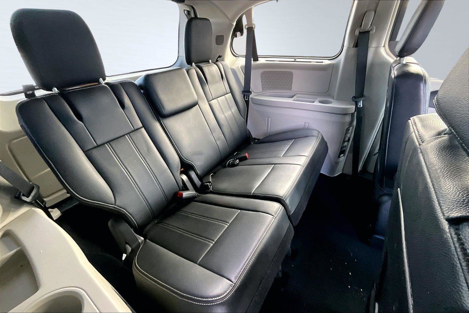 Used 2015 Chrysler Town & Country Touring-L w/ Driver Convenience Group image 21