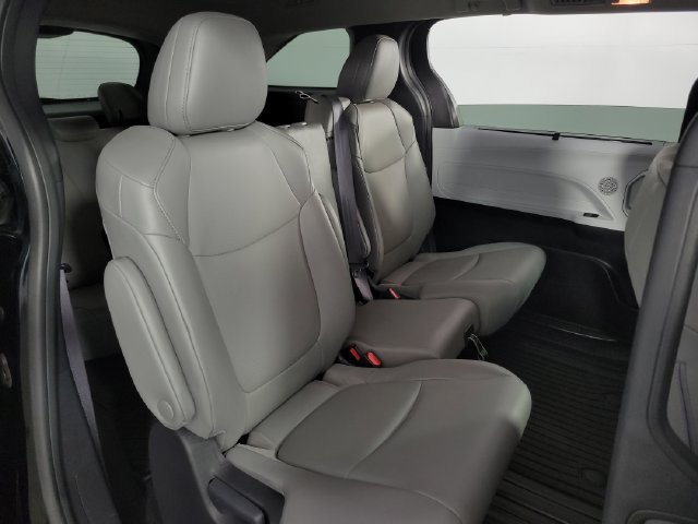 Used 2025 Toyota Sienna XLE w/ XLE Plus Package FWD image 18