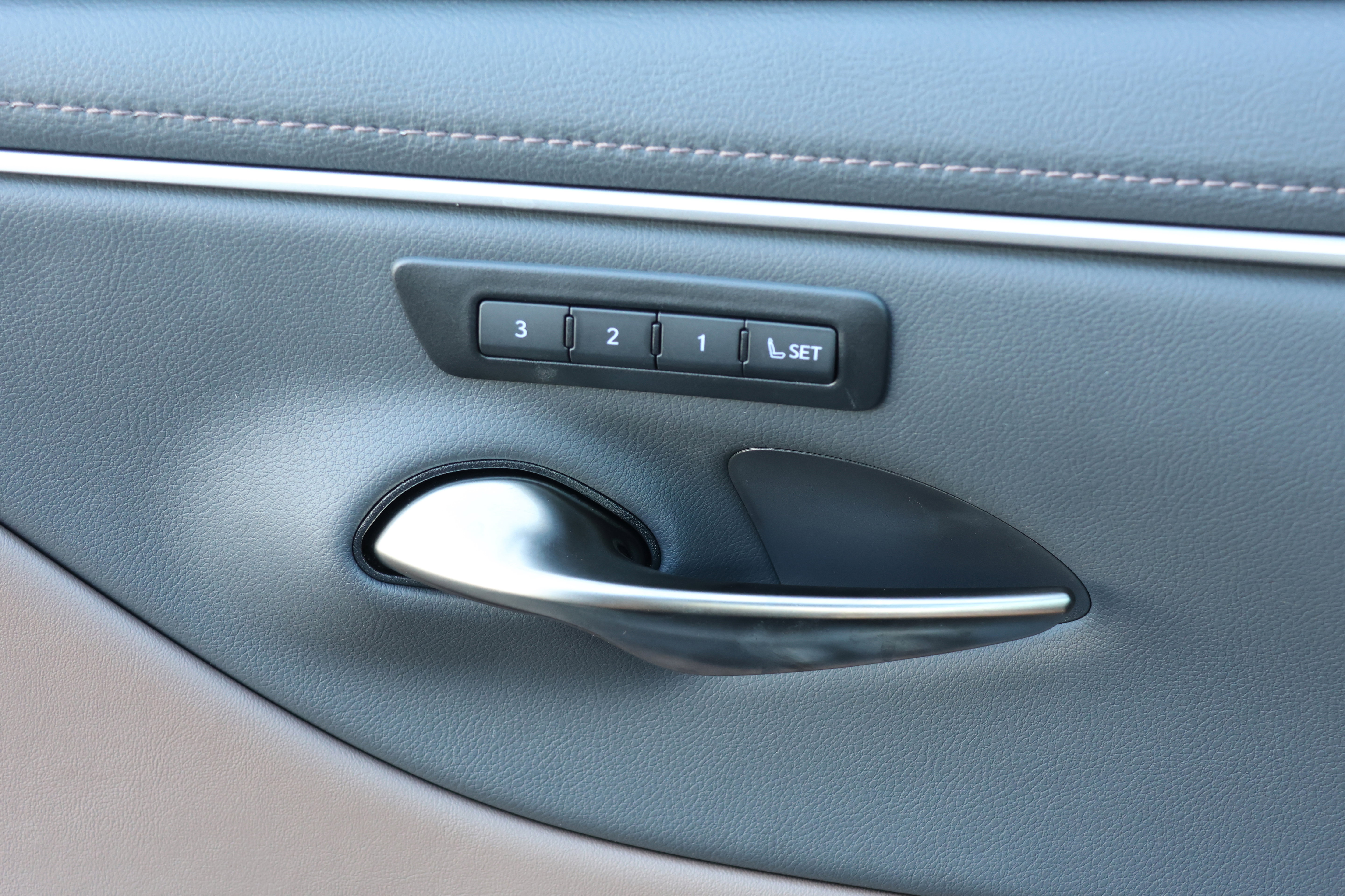 Used 2025 Lexus ES 350 w/ Premium Package image 13