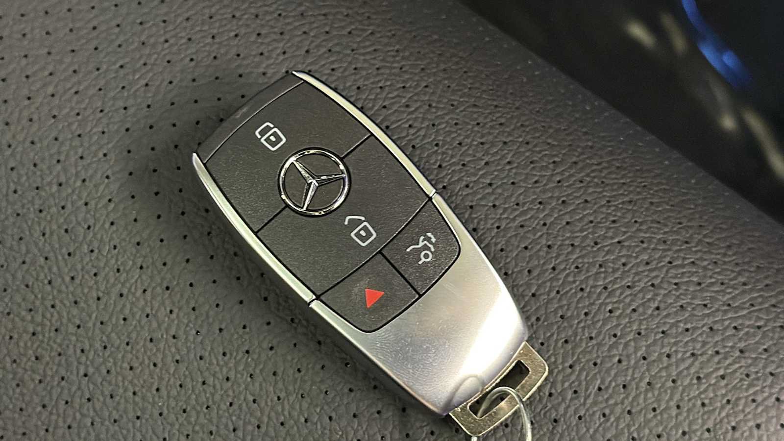 New 2026 Mercedes-Benz GLS 450 4MATIC image 40