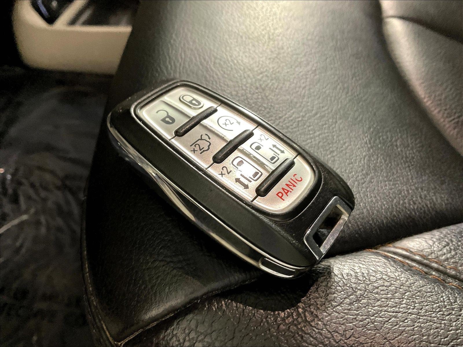 Used 2017 Chrysler Pacifica Touring-L FWD image 35