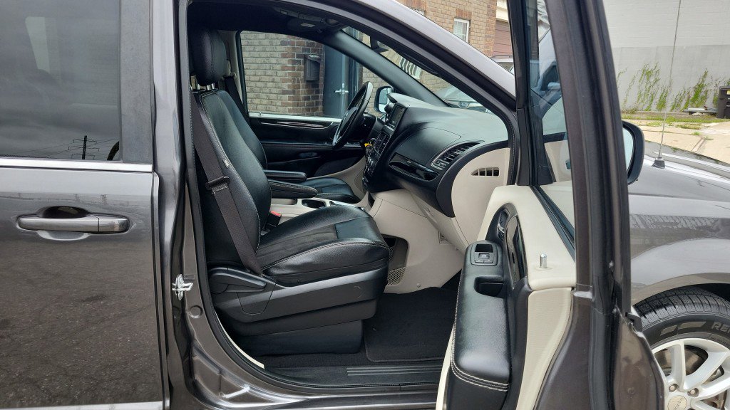 Used 2019 Dodge Grand Caravan SXT image 21