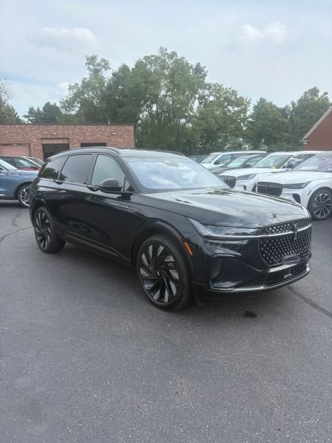 Used 2024 Lincoln Nautilus Reserve w/ Equipment Group 202A AWD/4WD image 3