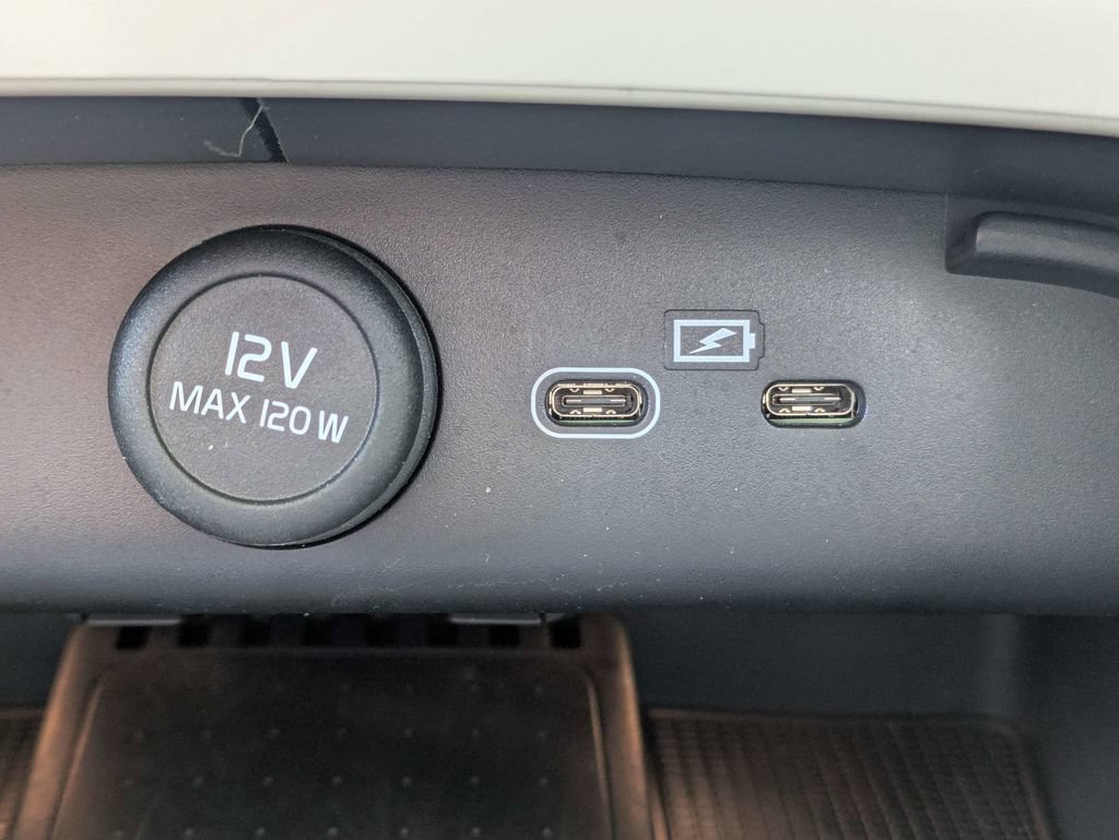 Certified 2023 Volvo XC40 B5 Plus w/ Protection Package Premier AWD/4WD image 30