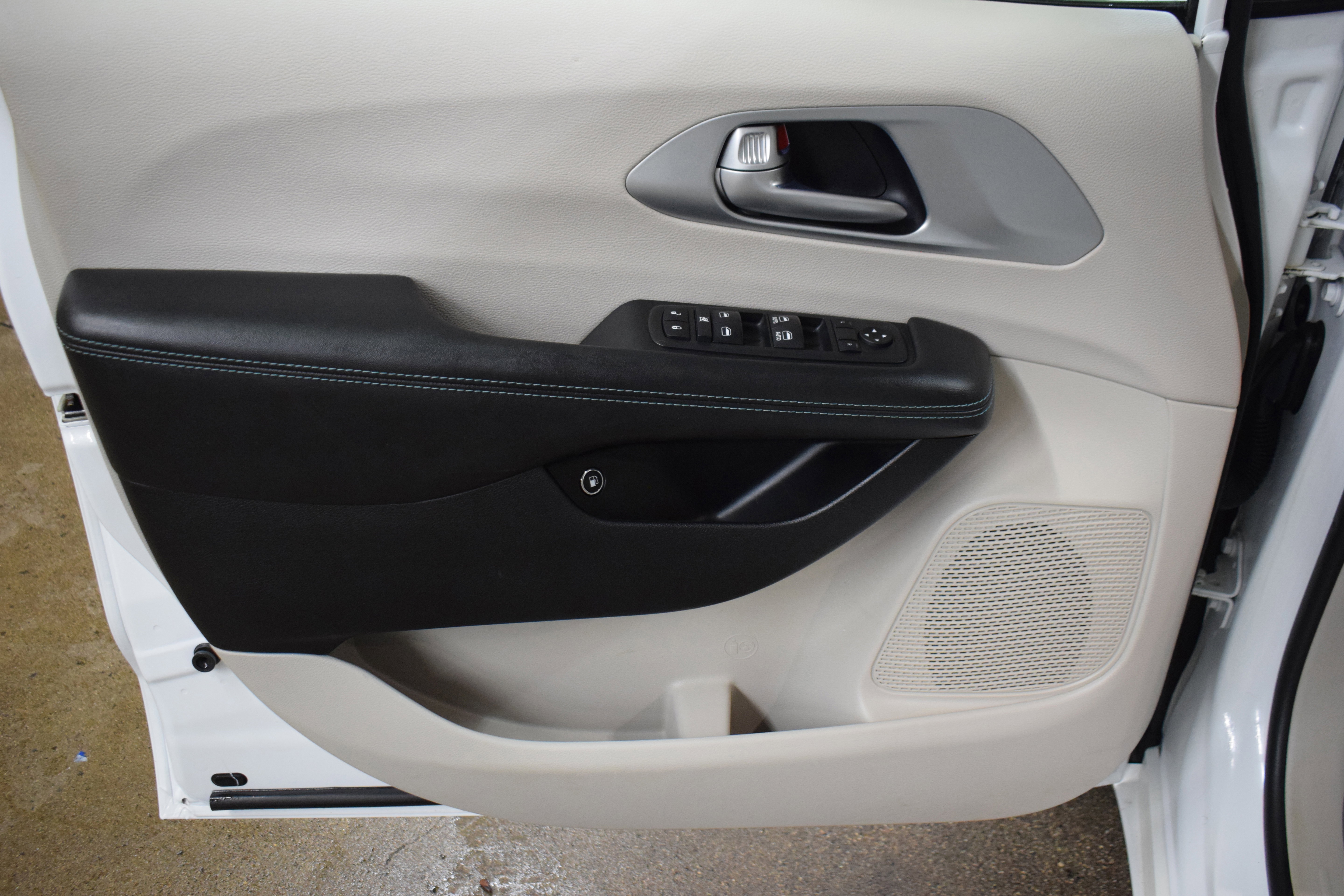 Used 2017 Chrysler Pacifica Platinum image 13