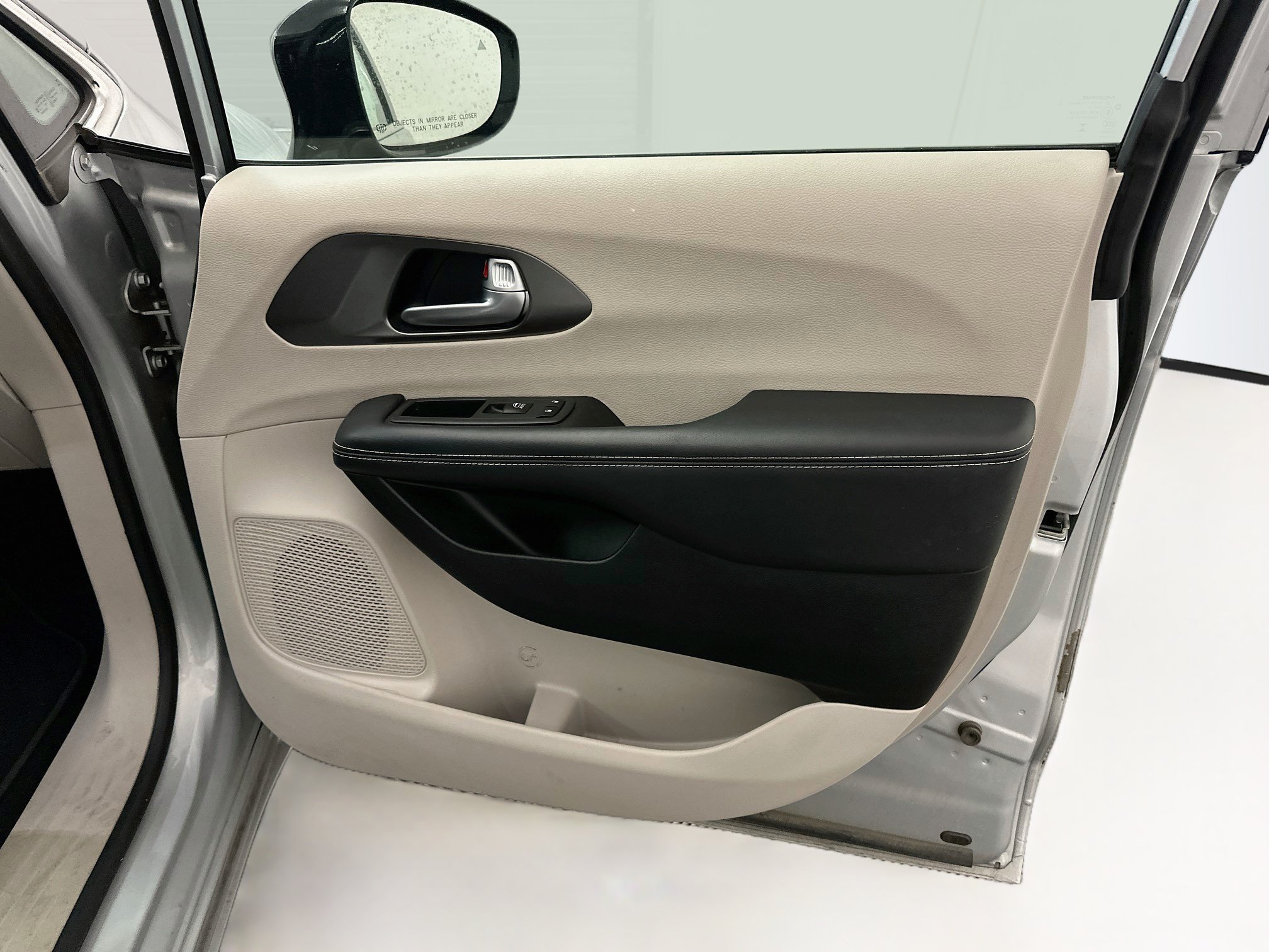 Used 2024 Chrysler Pacifica Touring-L FWD image 34