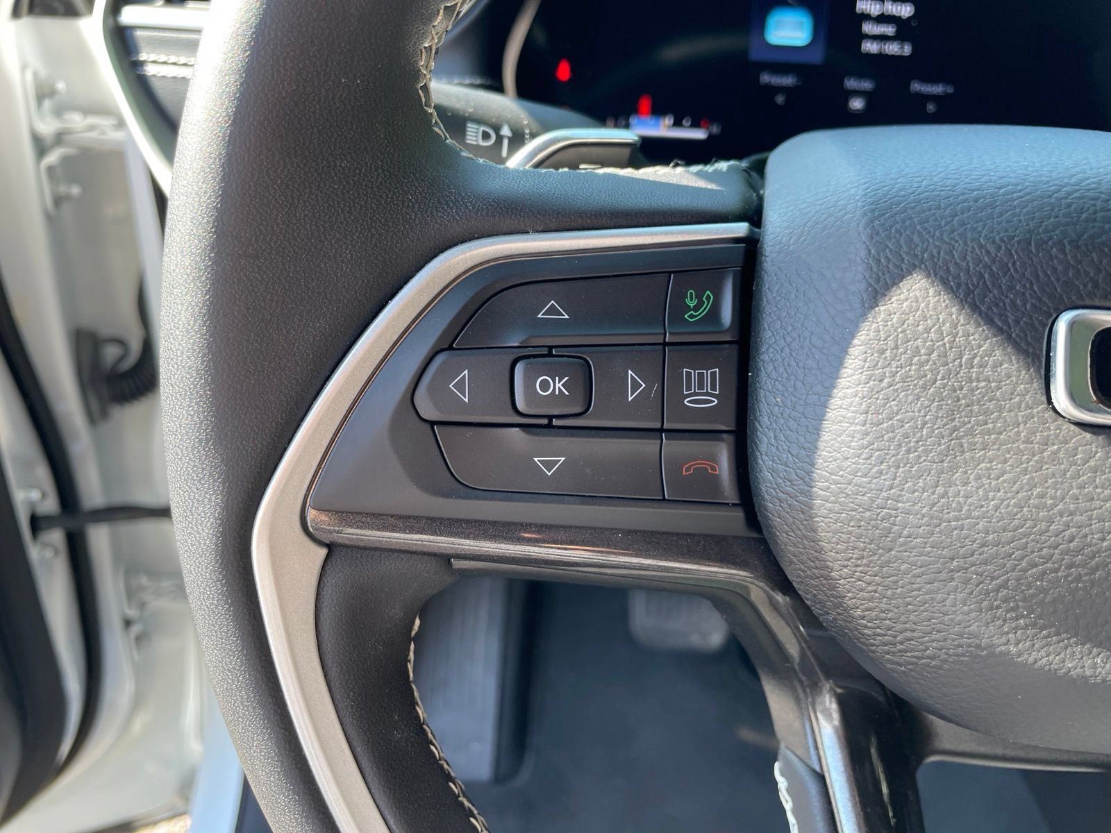 Used 2023 Jeep Grand Cherokee Altitude AWD/4WD image 21