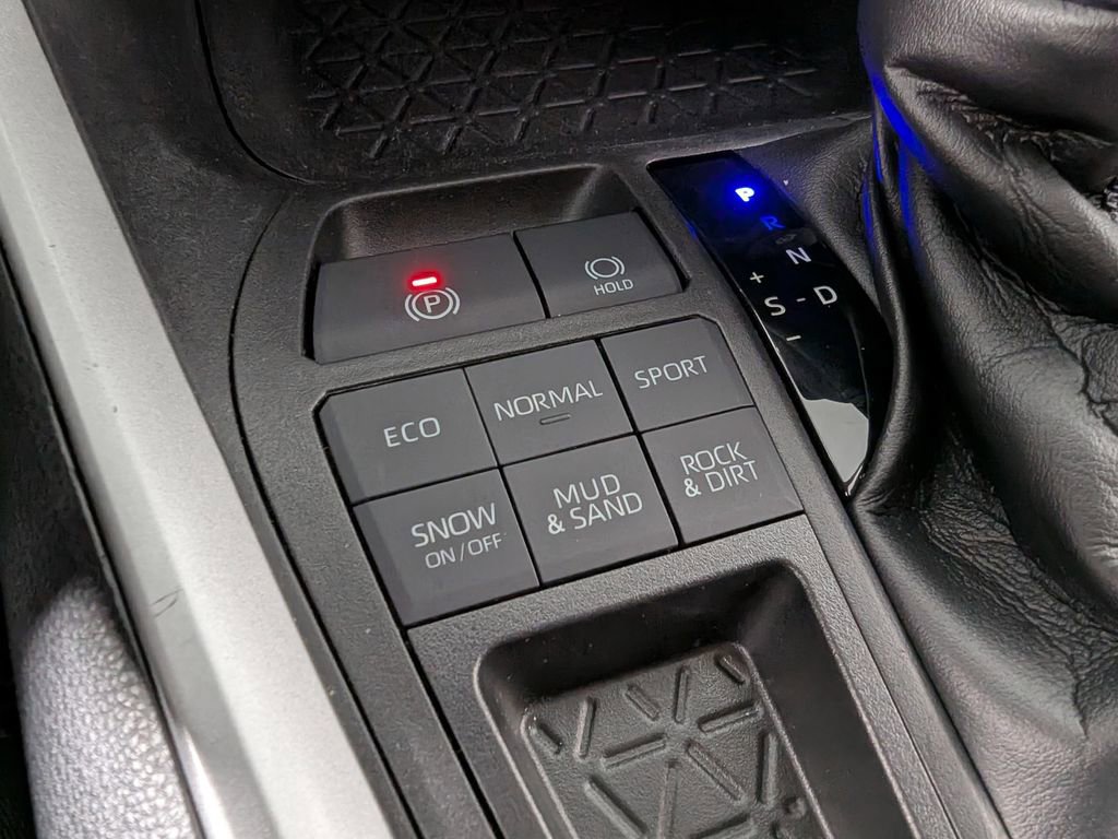 Used 2021 Toyota RAV4 XLE image 33