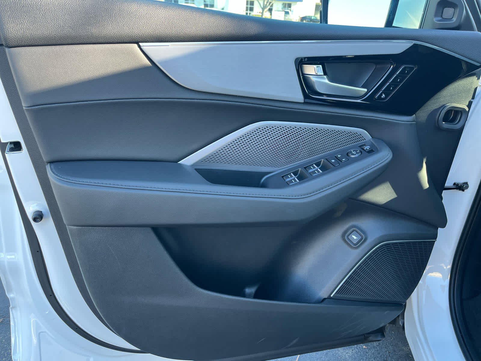 Used 2025 Acura MDX FWD image 25