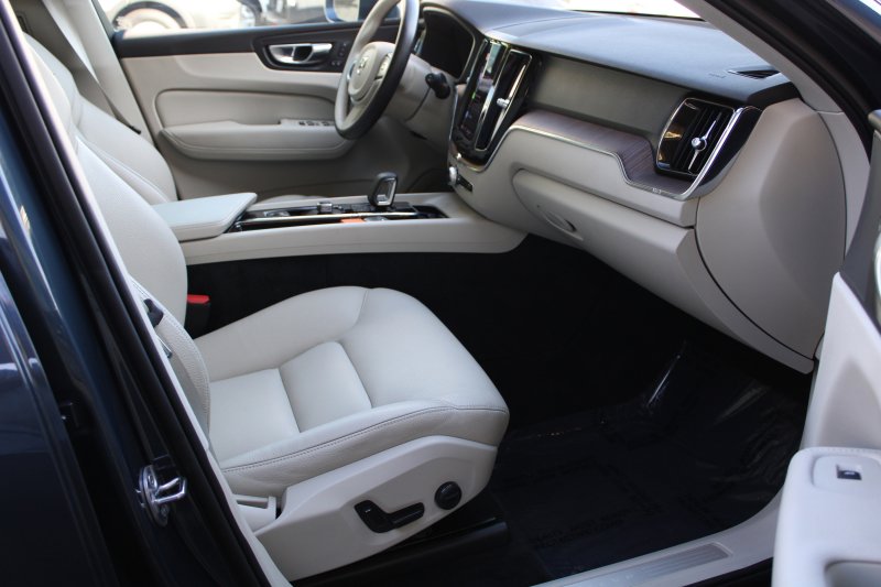 Used 2022 Volvo XC60 B5 Momentum image 12