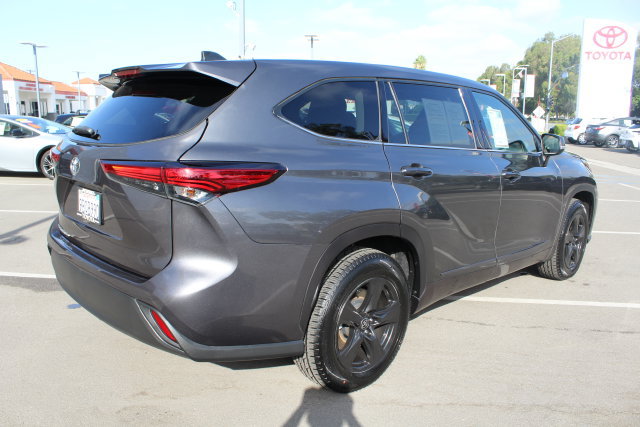 Used 2022 Toyota Highlander LE FWD image 17