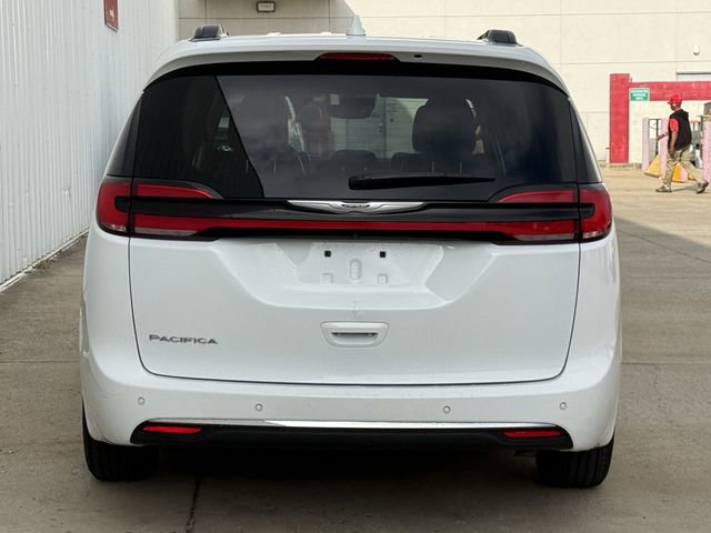 Used 2022 Chrysler Pacifica Touring-L image 5
