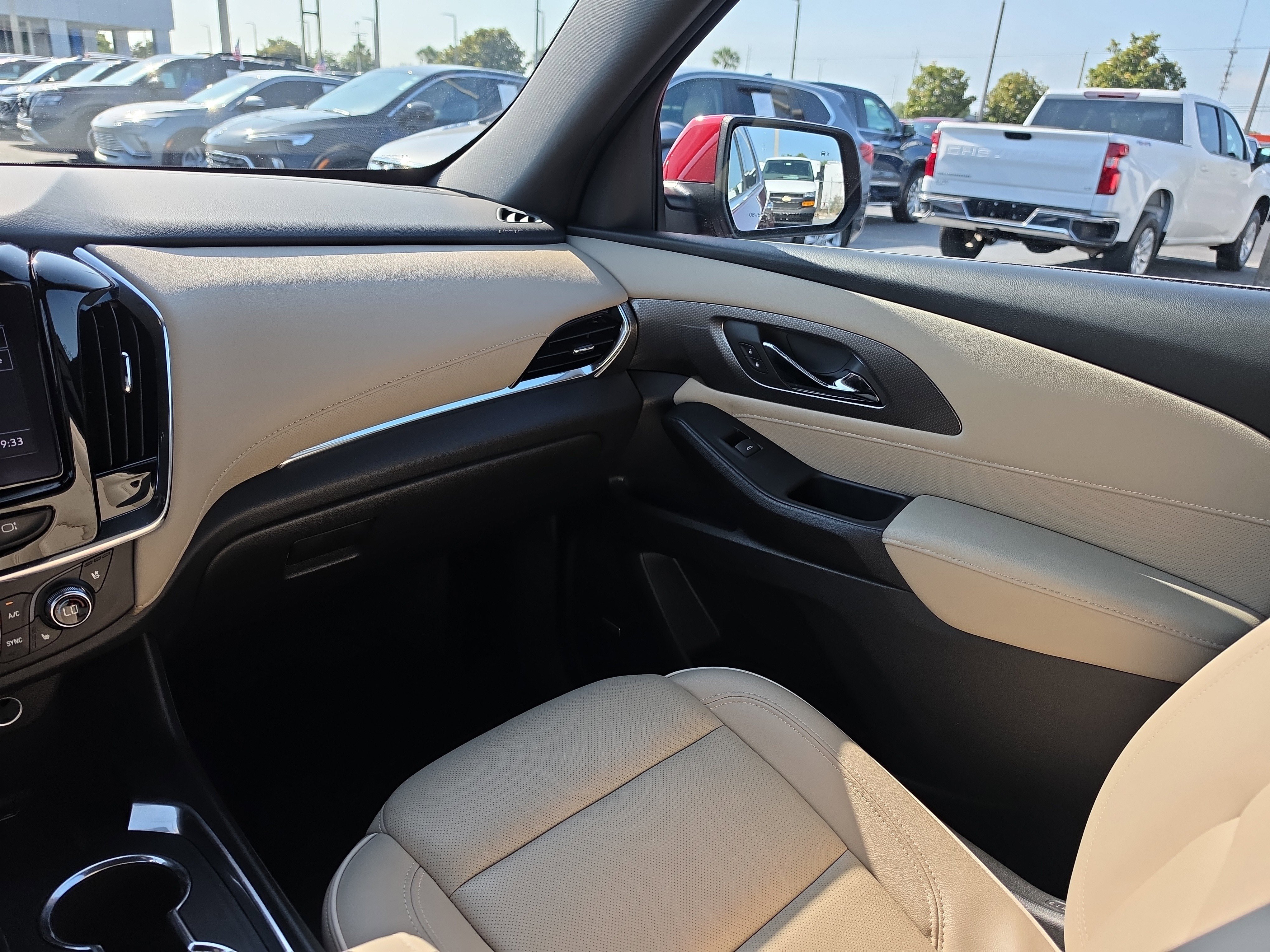 Used 2023 Chevrolet Traverse Premier FWD image 11