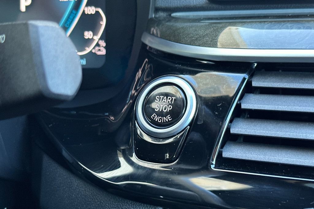 Used 2023 BMW 530e w/ M Sport Package image 25