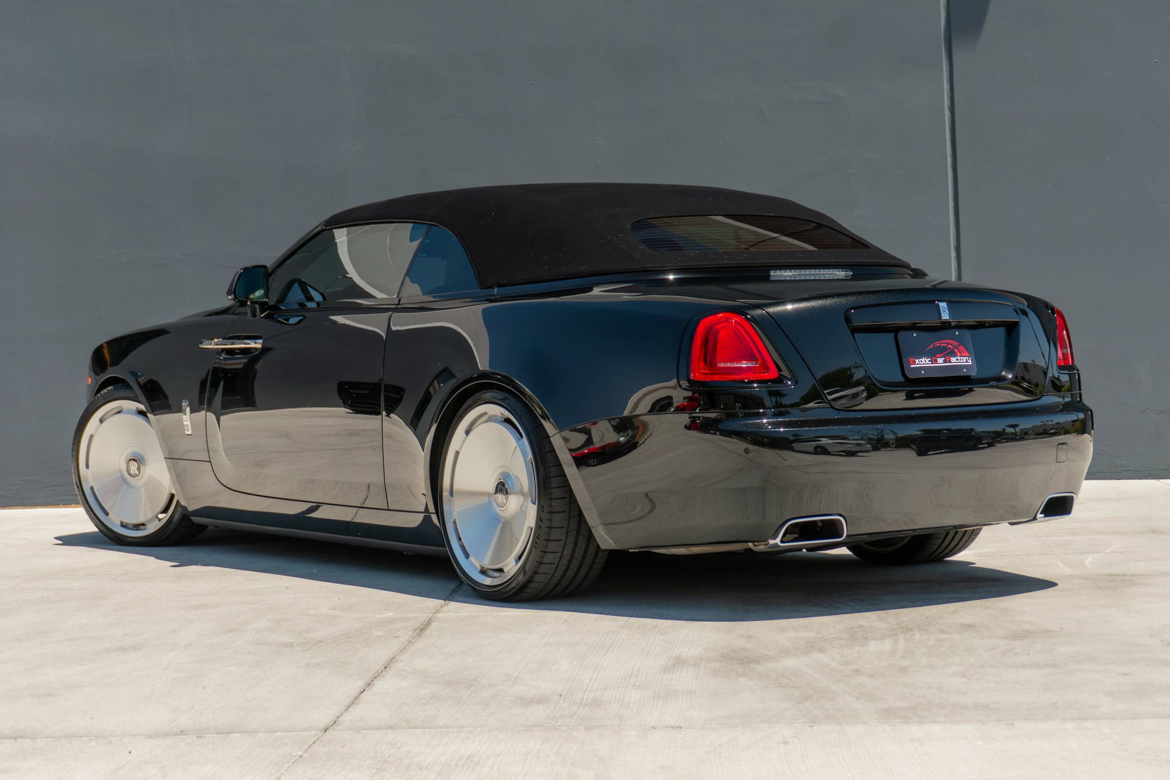 Used 2019 Rolls-Royce Dawn RWD image 11