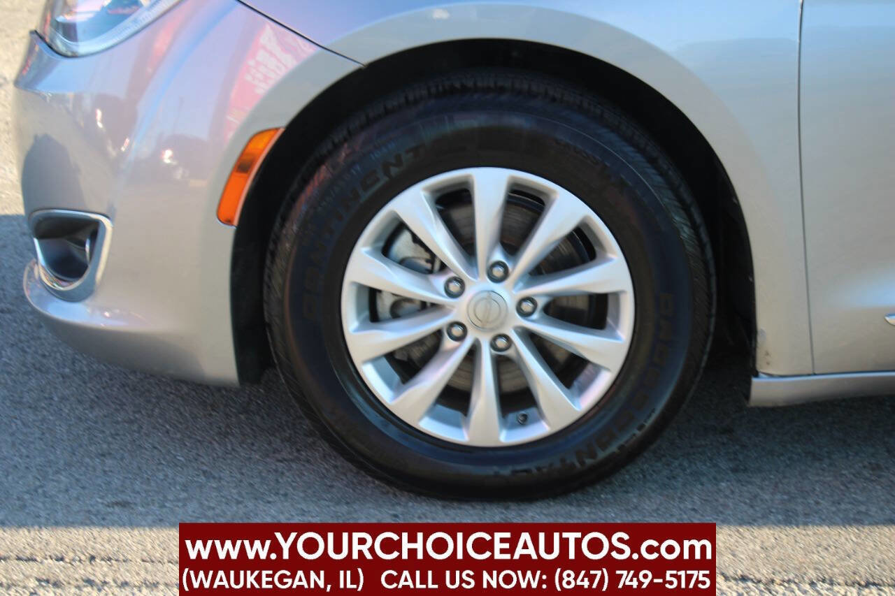Used 2018 Chrysler Pacifica Touring-L image 9