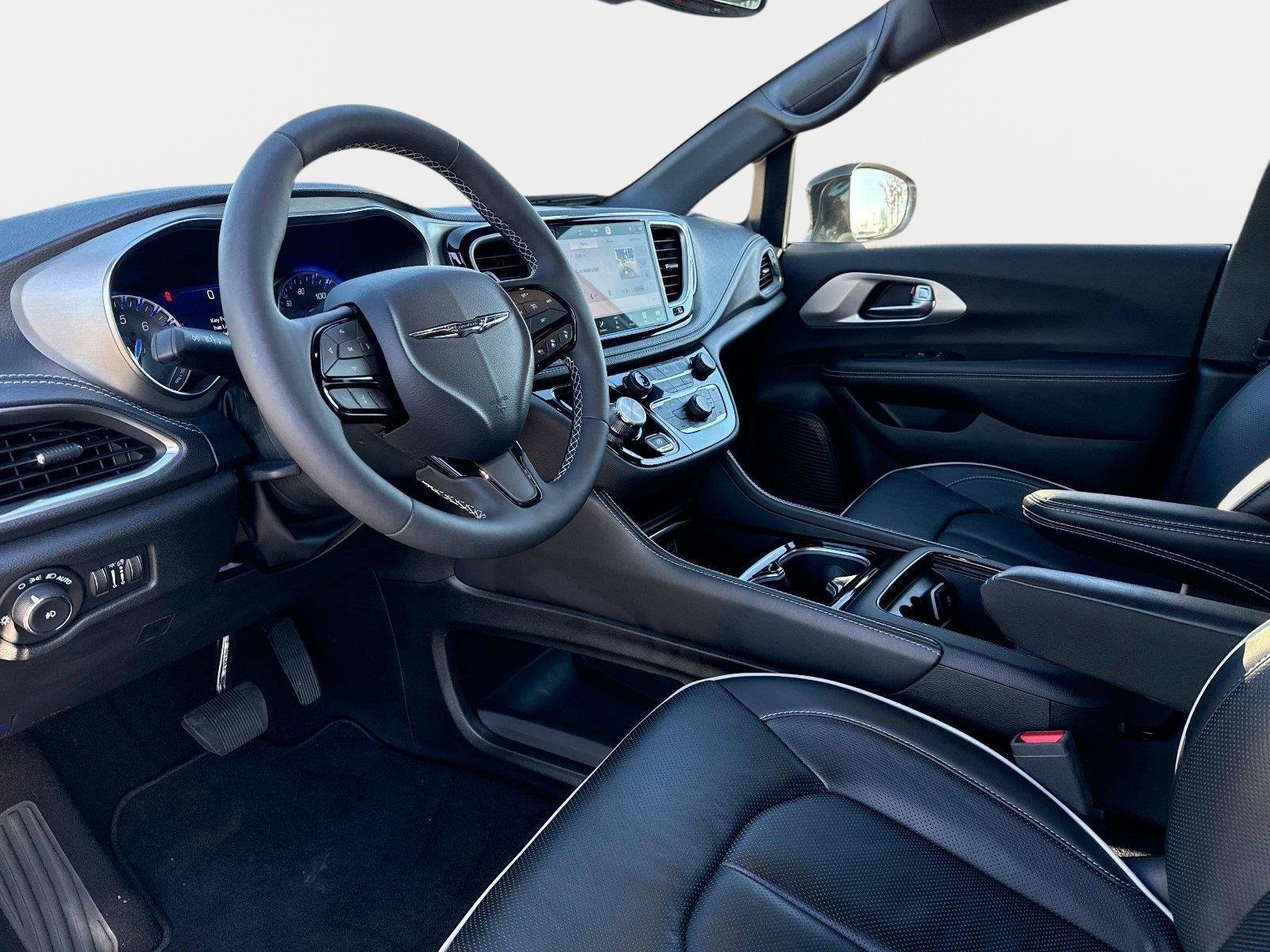 Used 2024 Chrysler Pacifica Limited w/ S Appearance Package image 32