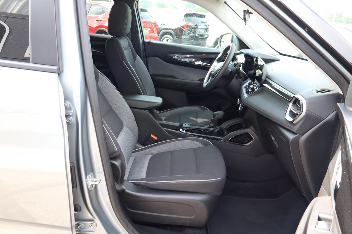 Used 2025 Chevrolet TrailBlazer LT FWD image 23