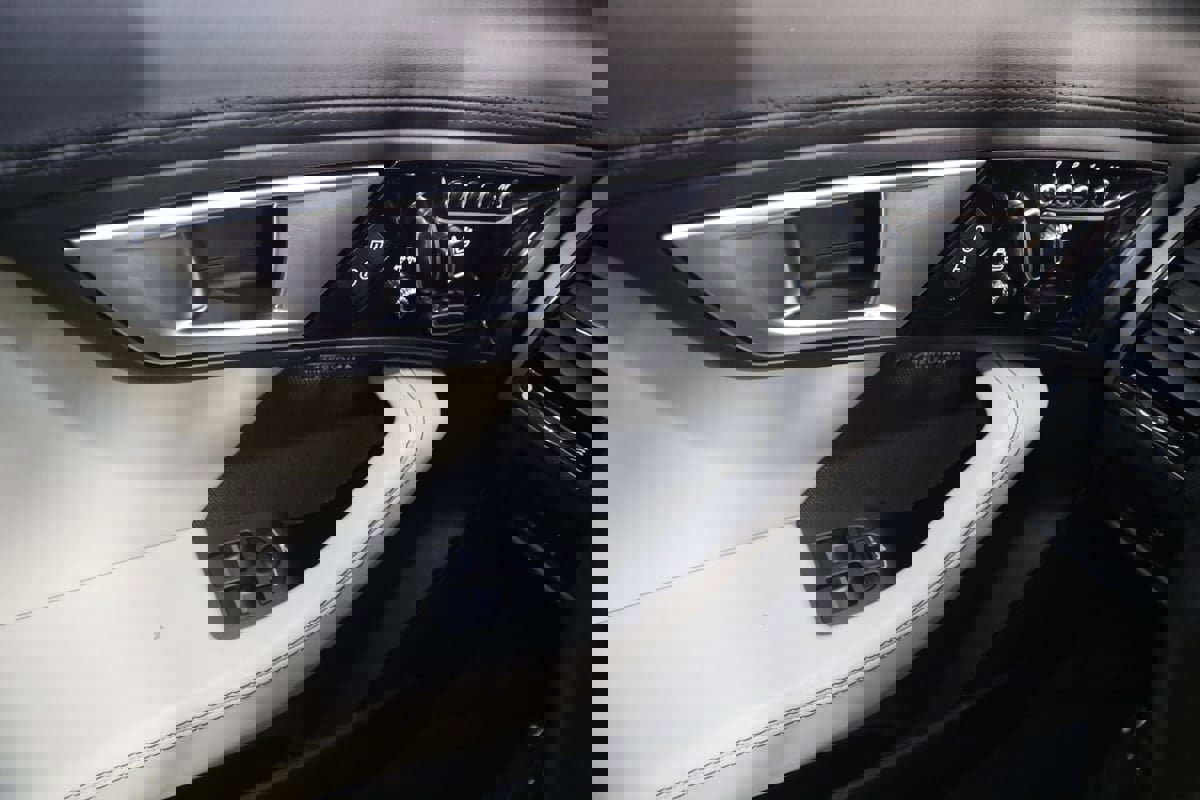 Used 2016 Jaguar F-TYPE Coupe image 38