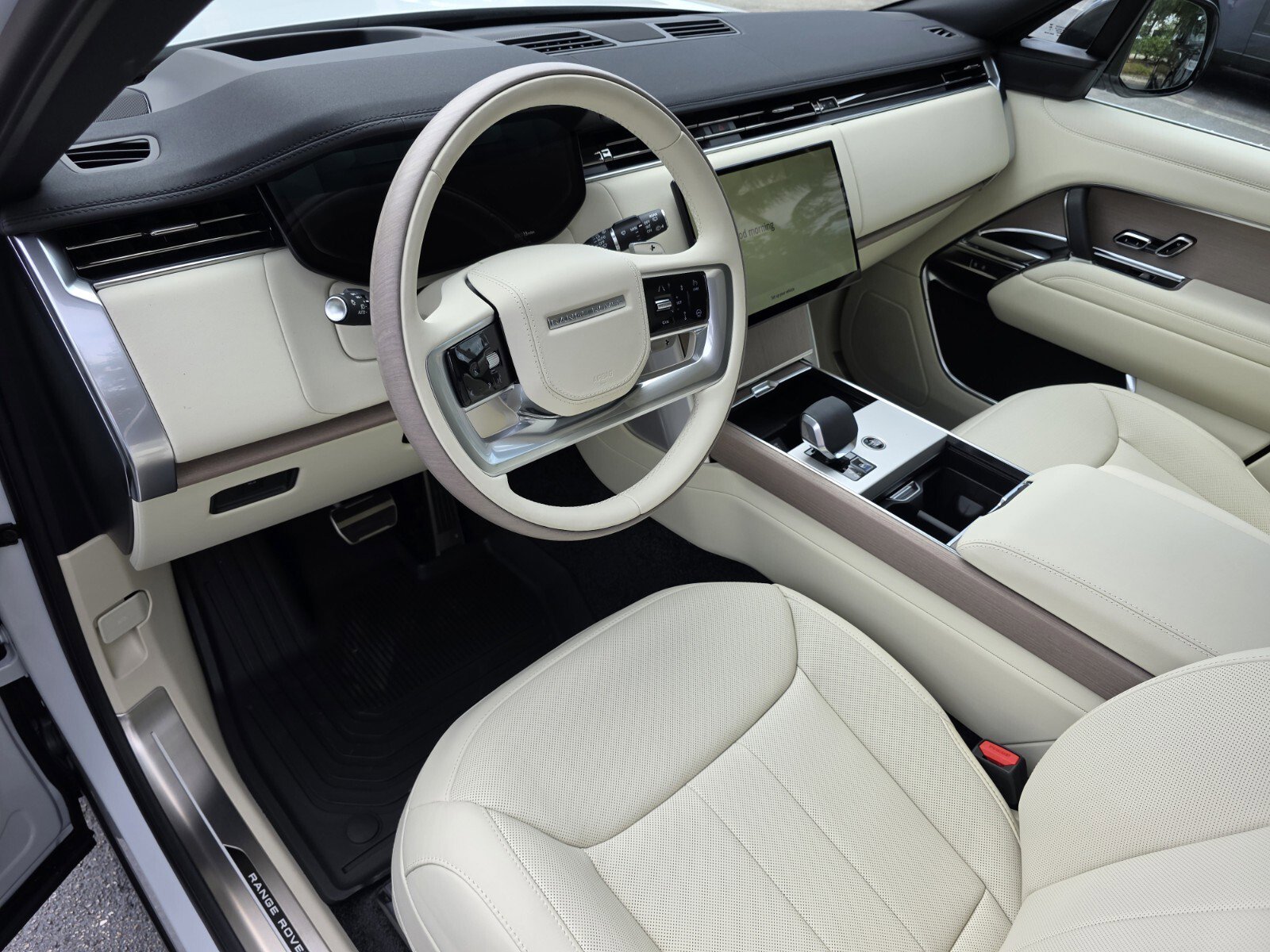 New 2026 Land Rover Range Rover Long Wheelbase SE AWD/4WD image 11