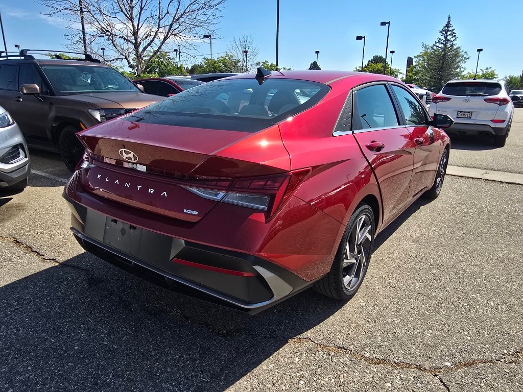Used 2025 Hyundai Elantra Limited FWD image 17