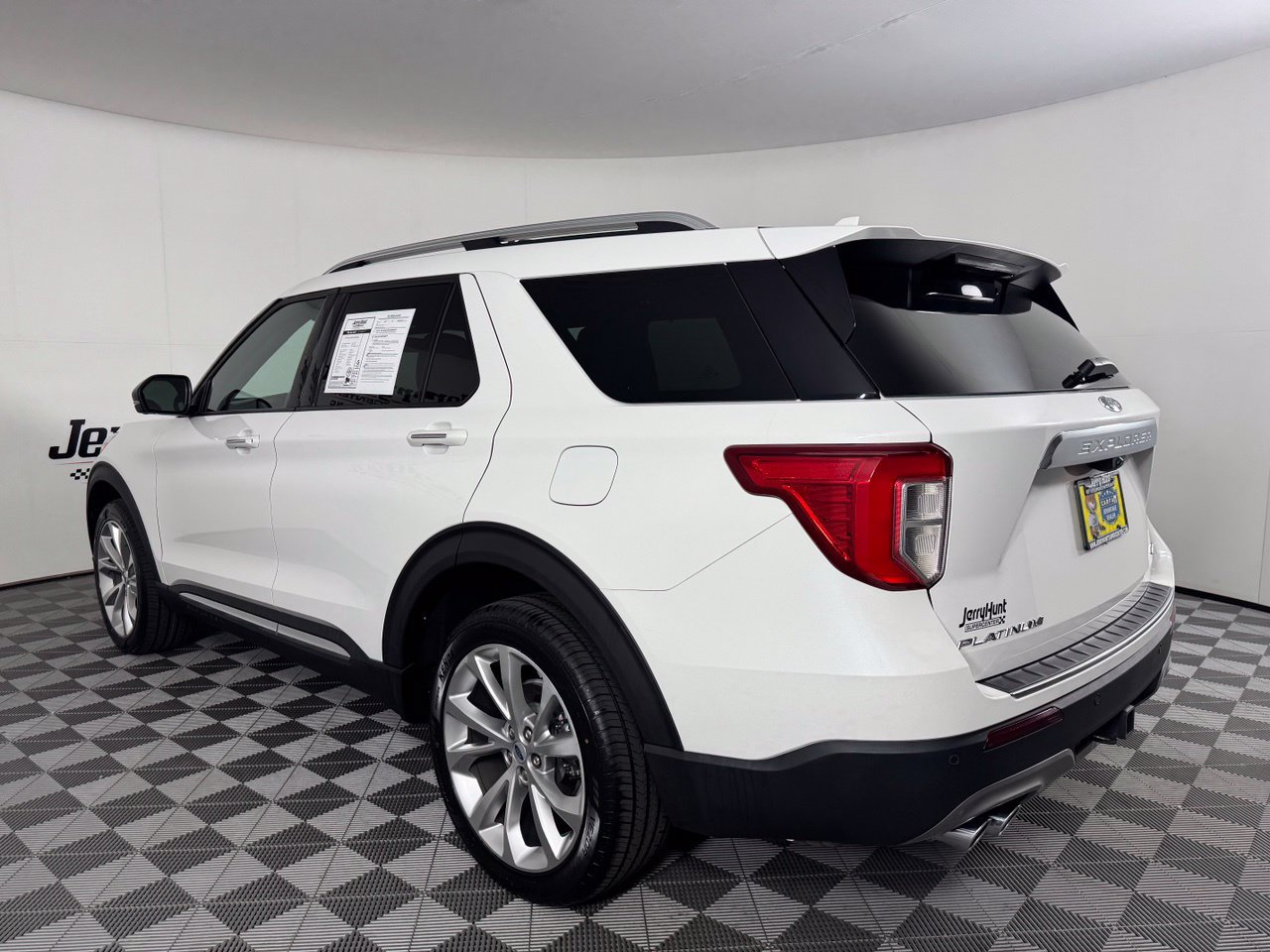 Used 2023 Ford Explorer Platinum w/ Class IV Trailer Tow Package AWD/4WD image 8