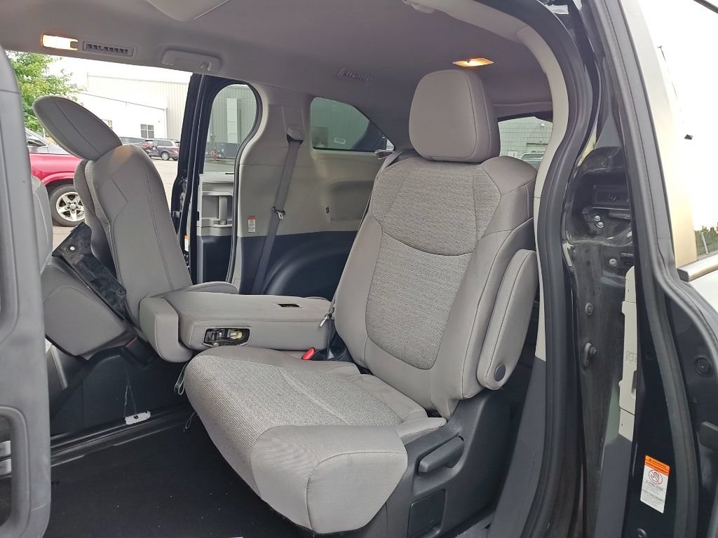 Used 2024 Toyota Sienna LE FWD image 9